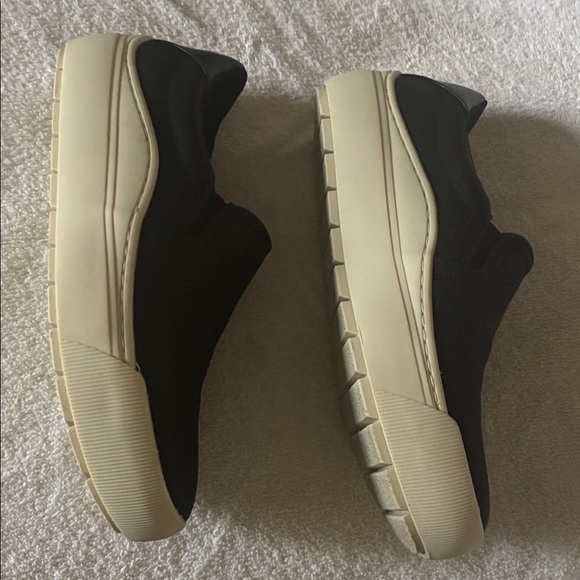 Stylish Black Dr Scholl’s Slip-On Sneakers - Picture 3 of 16